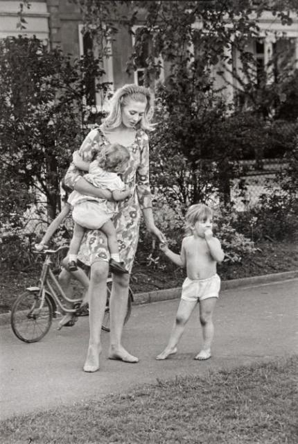 Immagine Allegata: VANESSA-REDGRAVE-WITH-HER-DAUGHTERS-JOELY-AND-NATASHA-LONDON-1966-1-C30416.jpg