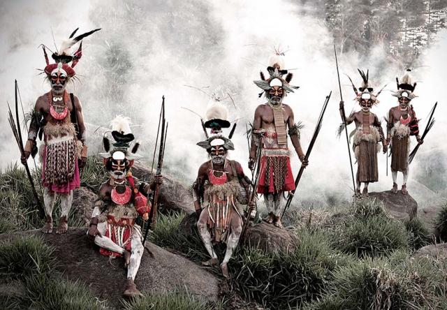 Jimmy-Nelson-XV-78-Keke-Kombea-Tande-Mala-Lebosi-Kupu-Mumbrui-Mupi-John-Kundi-Menaja-Koke-Likekaipia-Tribe-Ponowi-Village-Jalibu-Mountains-Western-Highlands-Papua-New-Guinea-Goroka.jpg